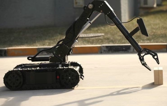 Robot del defensor del EOD de la seguridad y de la defensa con los brazos